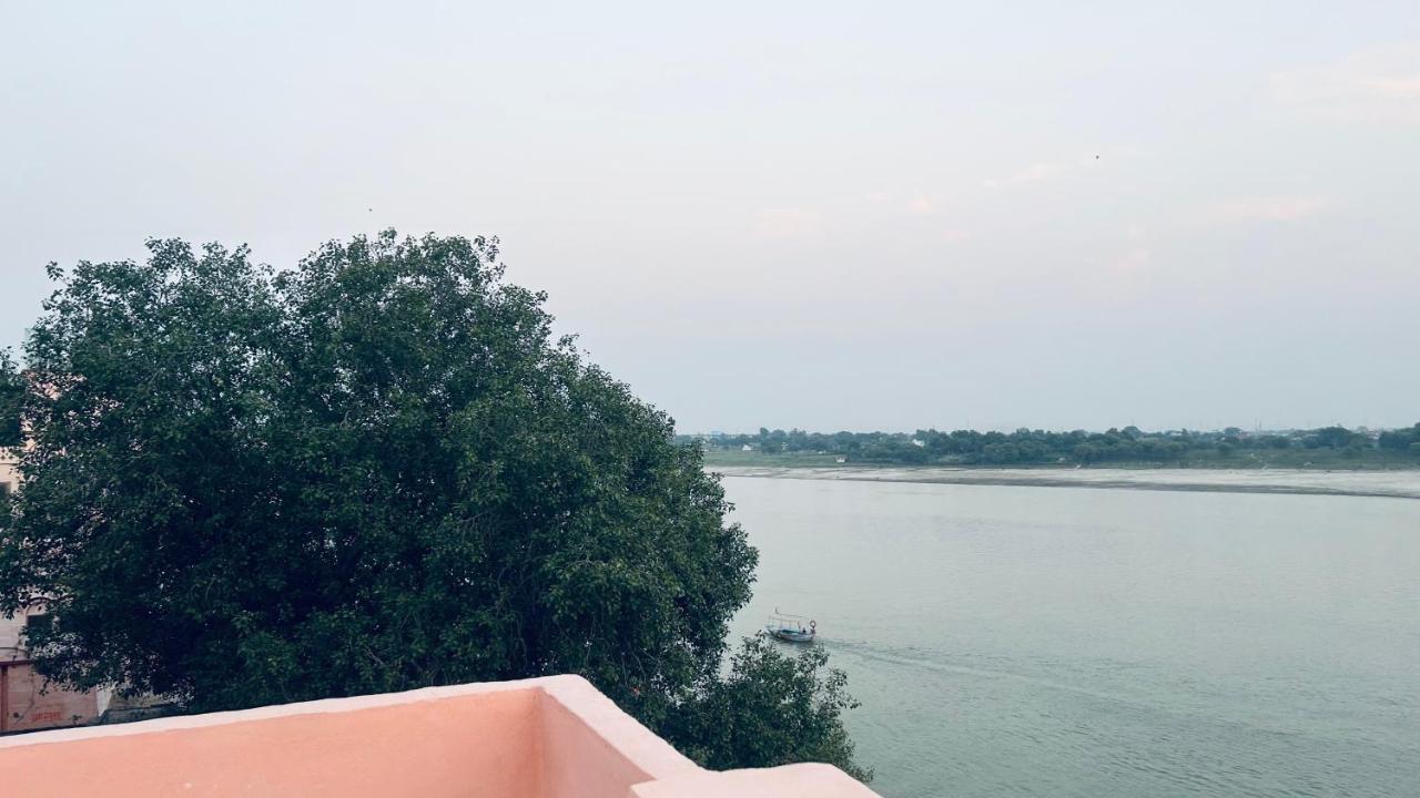 Tandon Lodge On The Ganga Ghat Homestay فاراناسي المظهر الخارجي الصورة