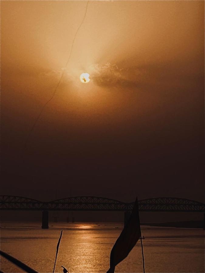 Tandon Lodge On The Ganga Ghat Homestay فاراناسي المظهر الخارجي الصورة