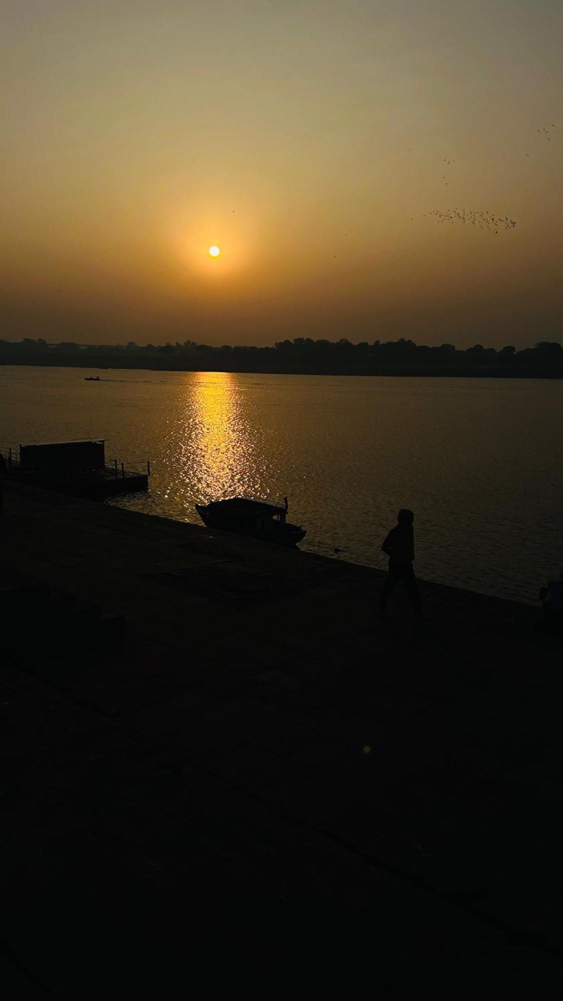 Tandon Lodge On The Ganga Ghat Homestay فاراناسي المظهر الخارجي الصورة