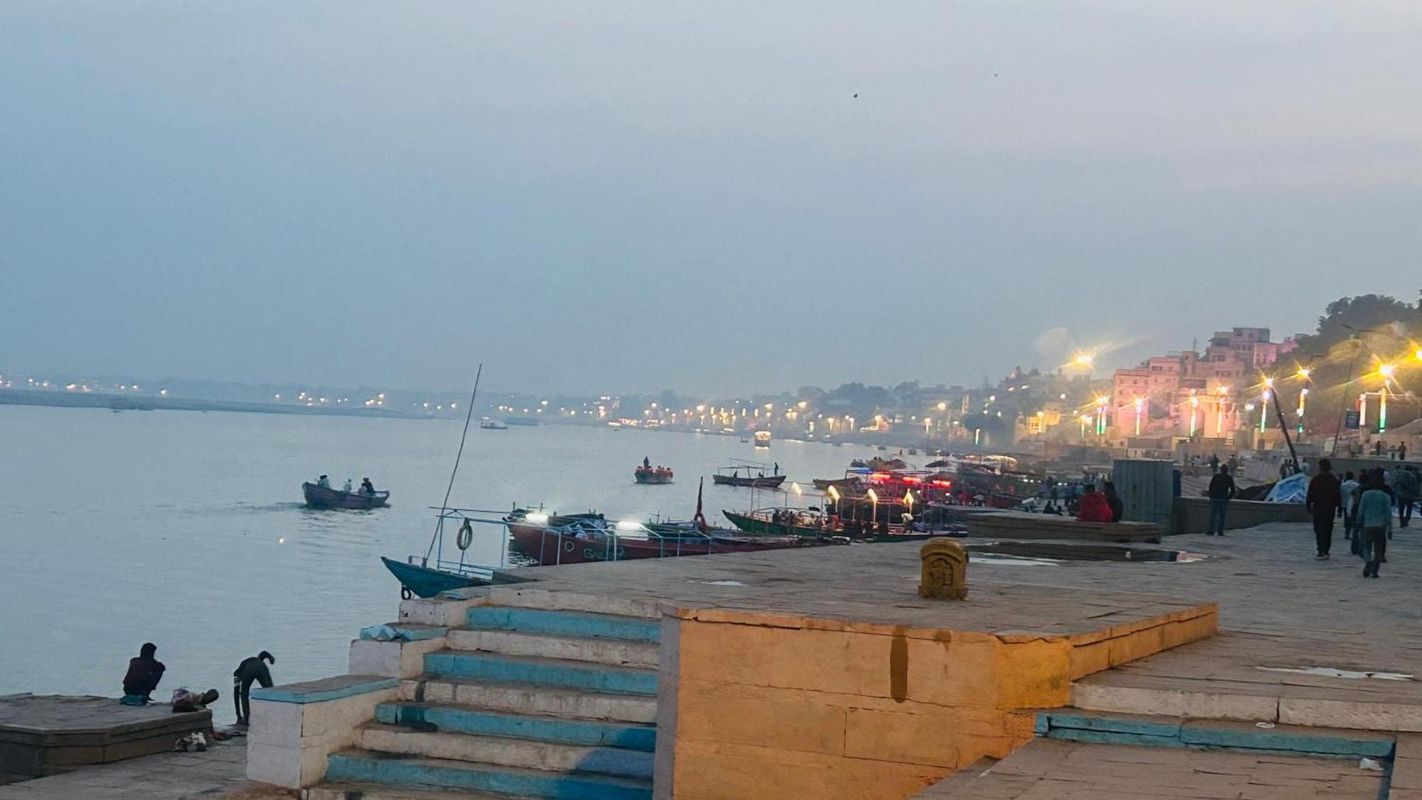 Tandon Lodge On The Ganga Ghat Homestay فاراناسي المظهر الخارجي الصورة
