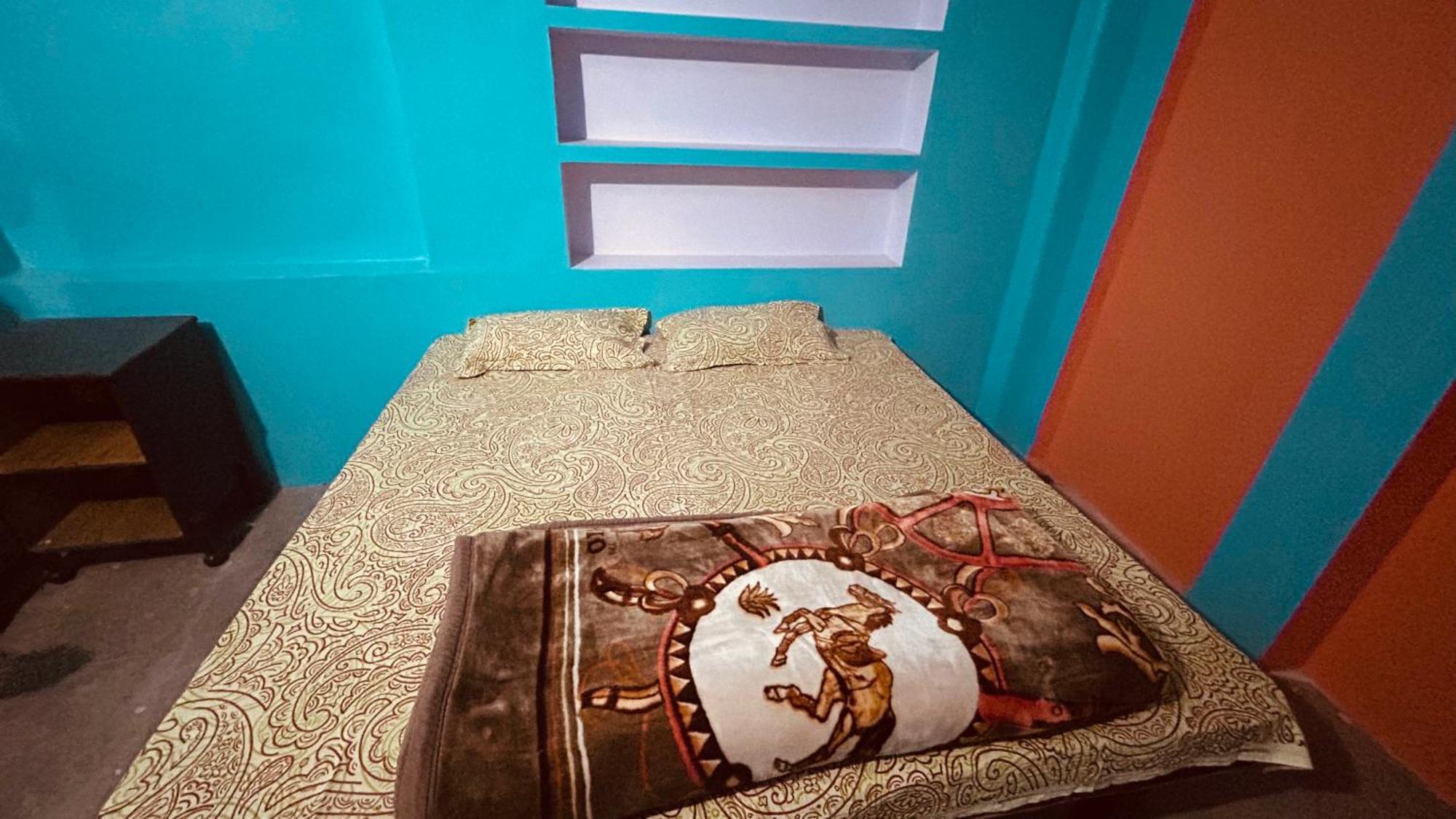 Tandon Lodge On The Ganga Ghat Homestay فاراناسي المظهر الخارجي الصورة