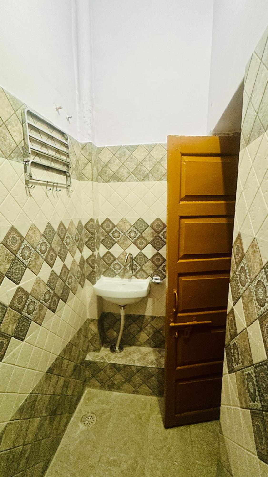 Tandon Lodge On The Ganga Ghat Homestay فاراناسي المظهر الخارجي الصورة